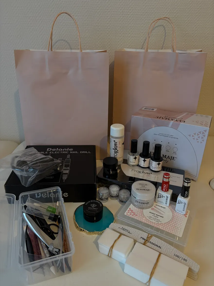 Le matériel de base à prévoir en plus du prix de la formation prothésiste ongulaire : ponceuse, lampe, bases, gels, limes et petits outils