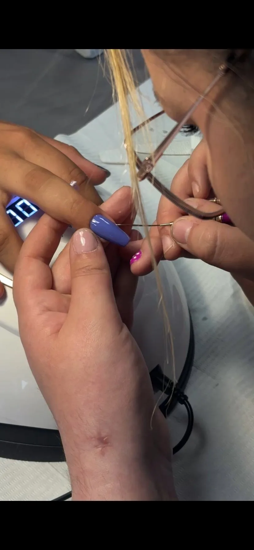Application du vernis semi-permanent lors du premier jour de la formation prothésiste ongulaire à Nice