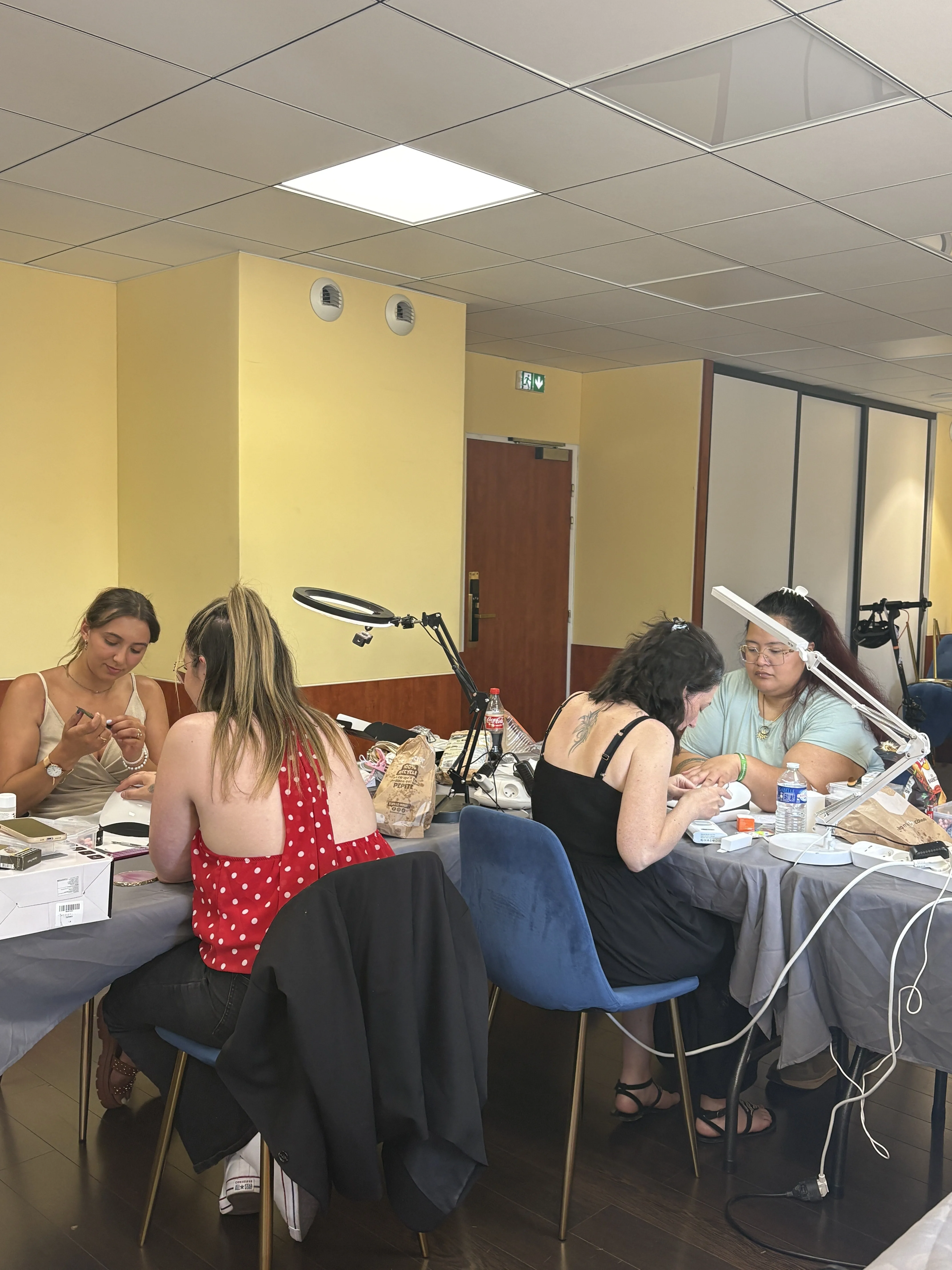 Stagiaires en pratique sur les techniques de construction pendant la formation prothésiste ongulaire à Nice