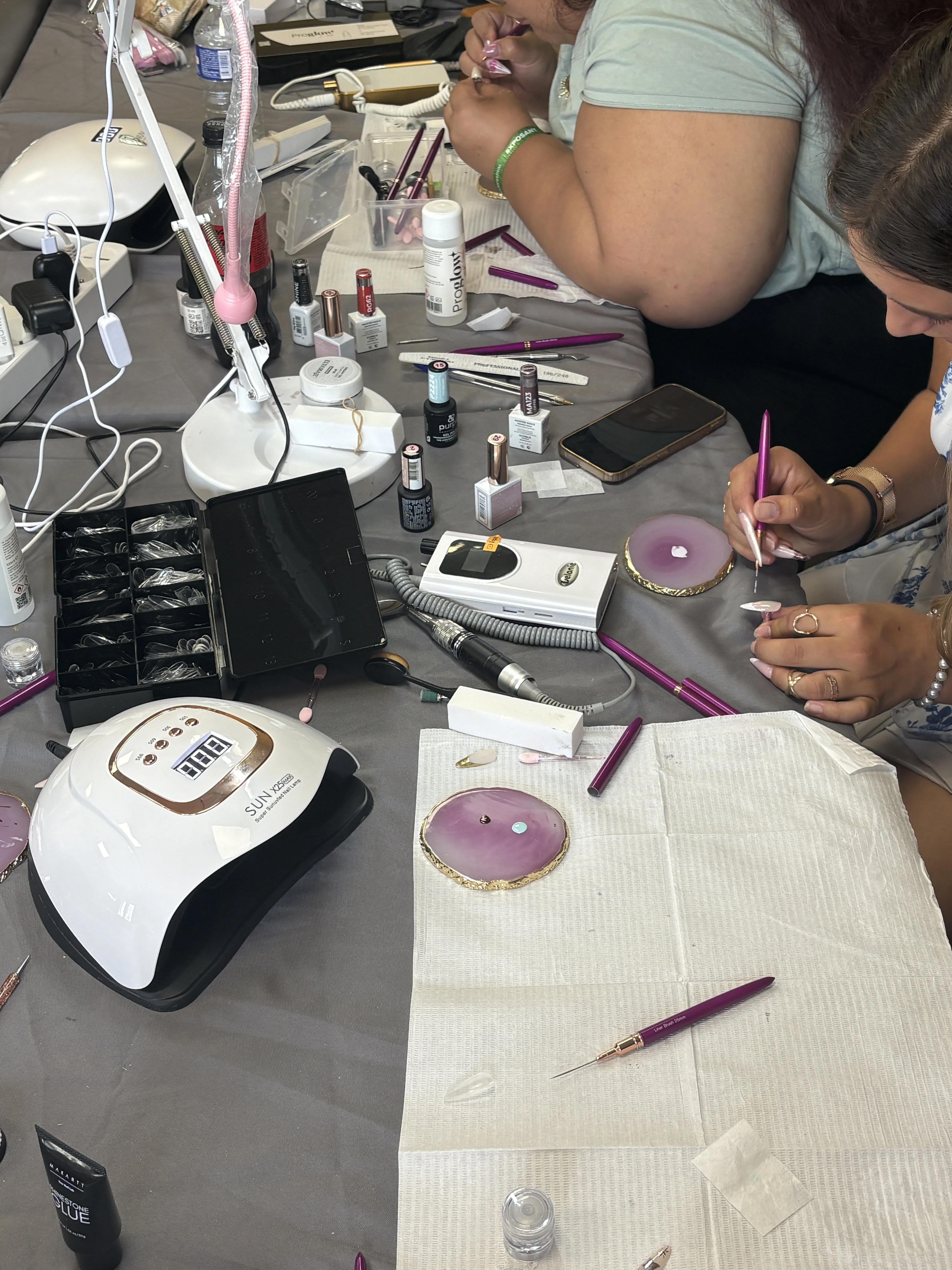 Atelier pratique du Jour 1 : stagiaires s'exerçant sur capsules en formation nail art