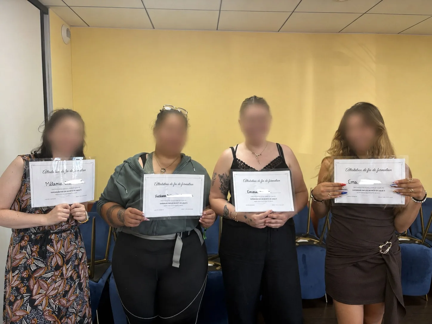 Remise du certificat de réalisation aux stagiaires à la fin de la formation nail art