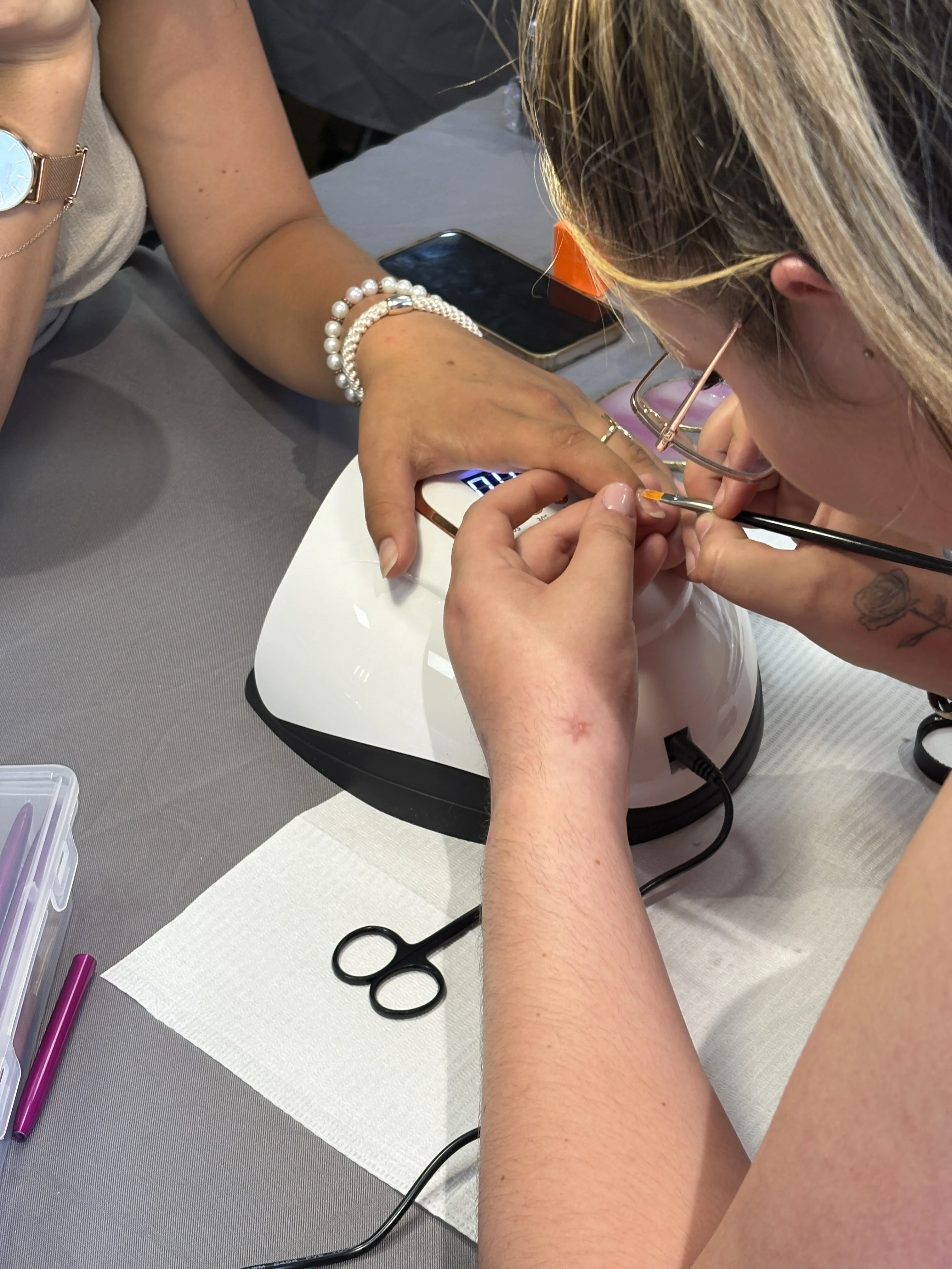Technique de gainage de l'ongle naturel réalisée en formation