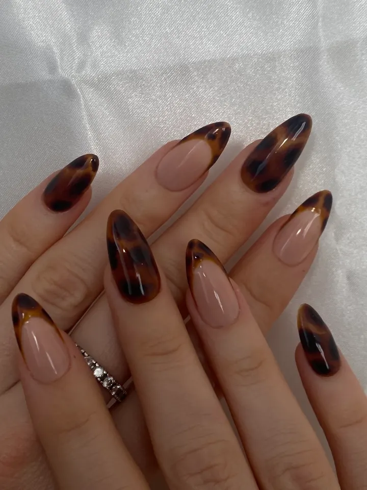 Ongles amande effet écaille de tortue, réalisés par Lenaïg
