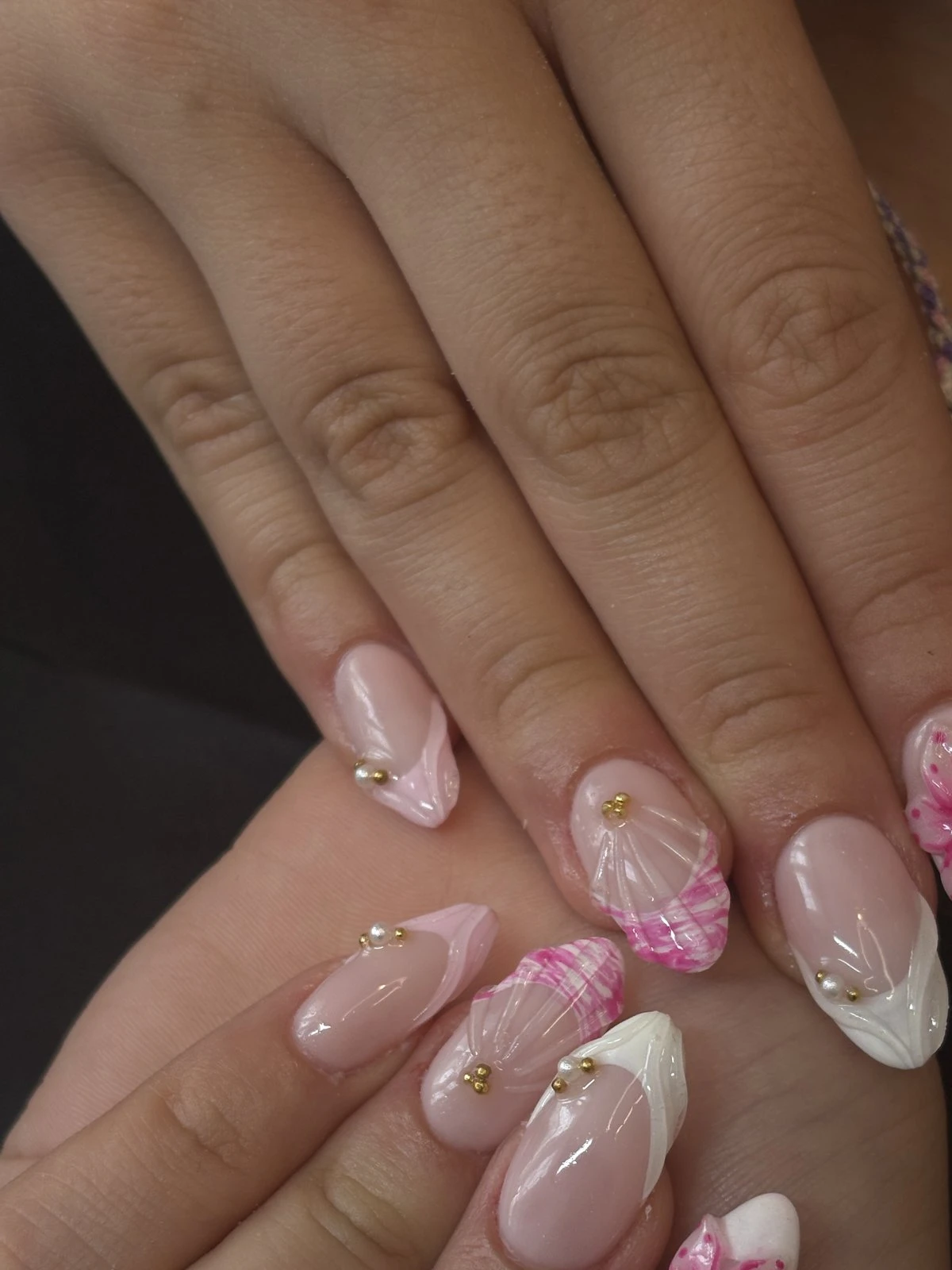 Nail art effet coquillage, finition nacrée organique
