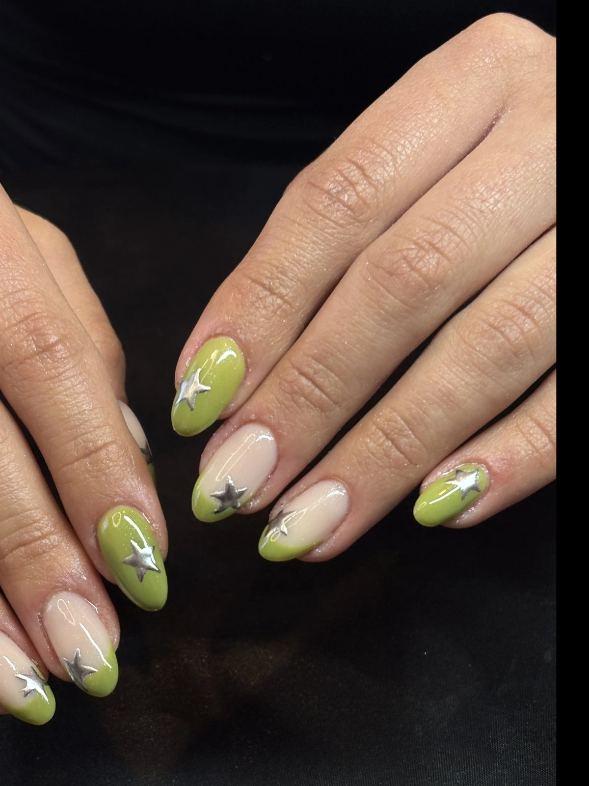 Étoiles en nail art, détail scintillant