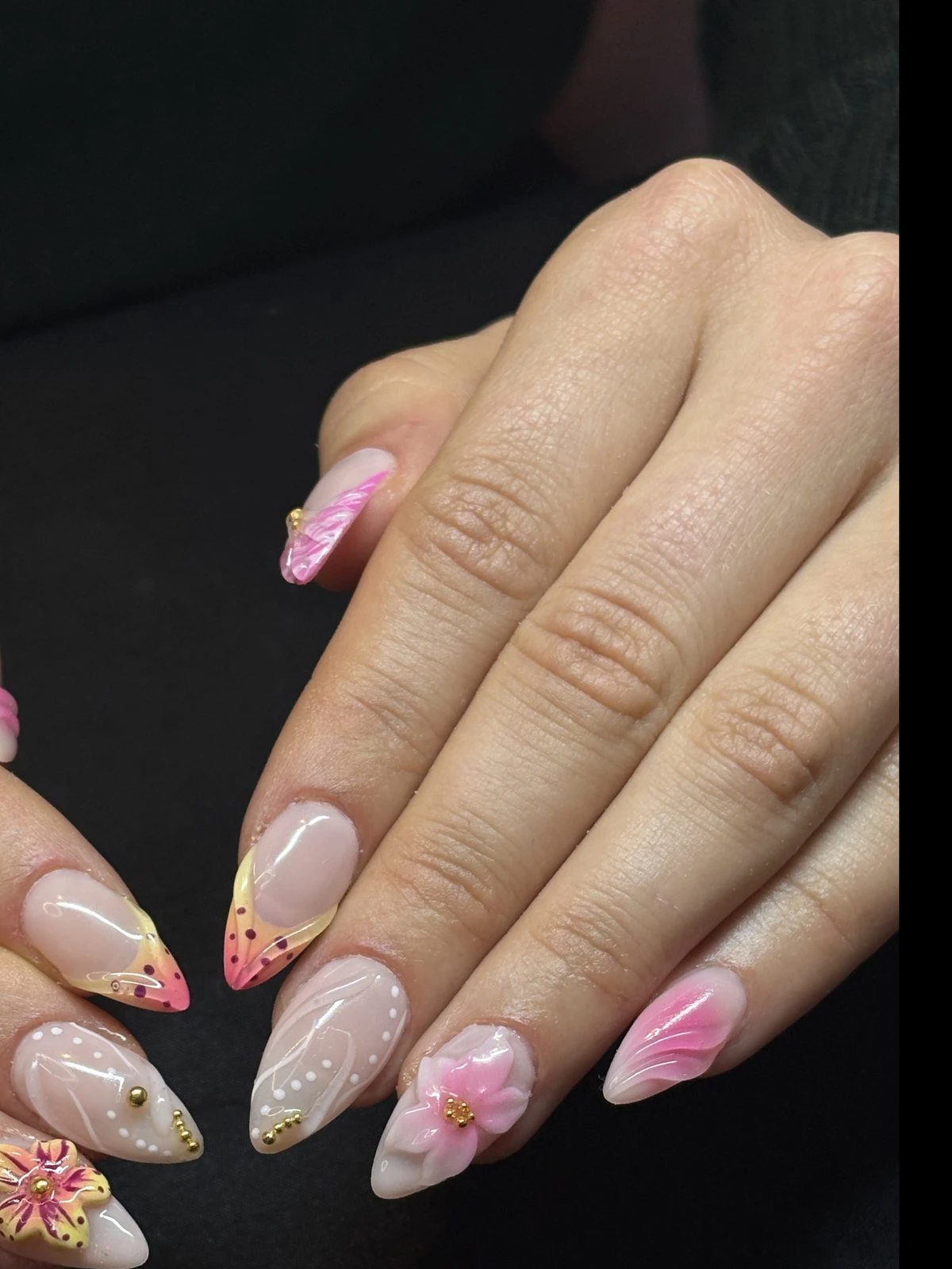 Fleur 3D en nail art, volume sculpté à la main