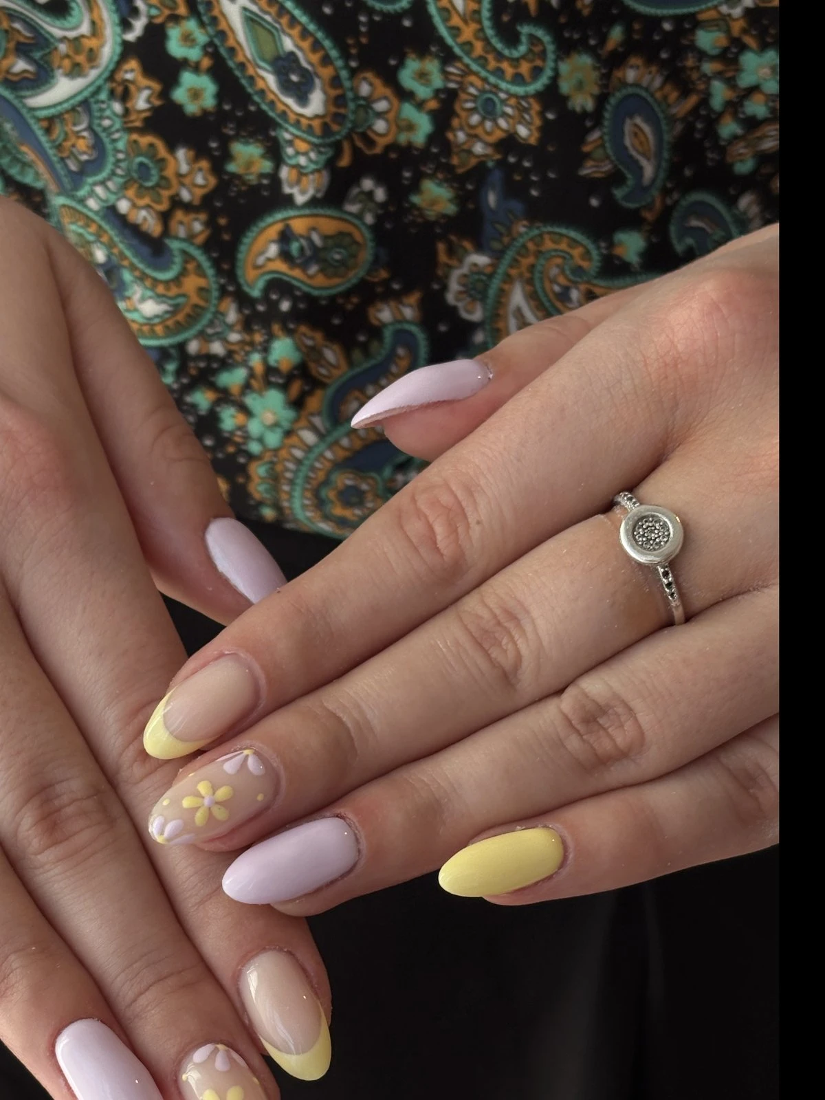 Fleurs peintes à la main, geste délicat en nail art
