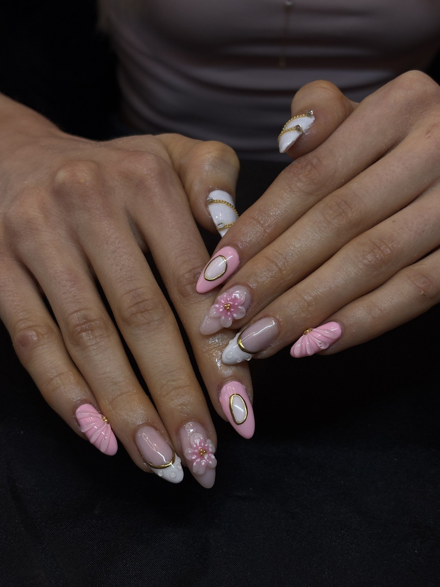 Nail art 3D fleurs et effet coquillage, finitions dorées — réalisation en formation à Brest