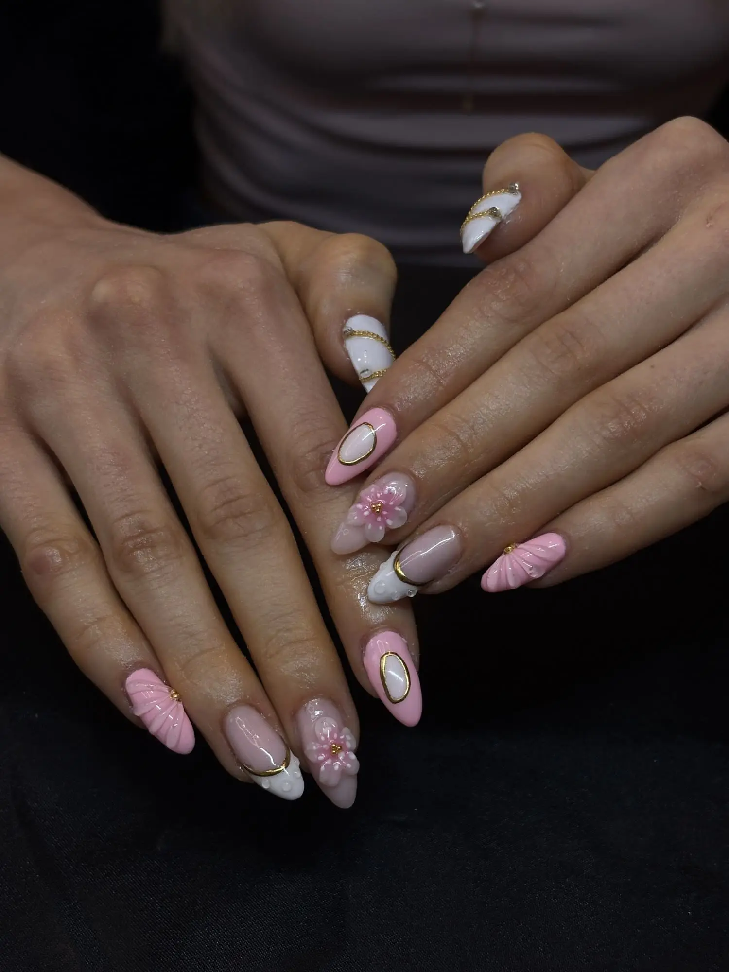 Nail art 3D fleurs et effet coquillage, finitions dorées — réalisation en formation à Nice