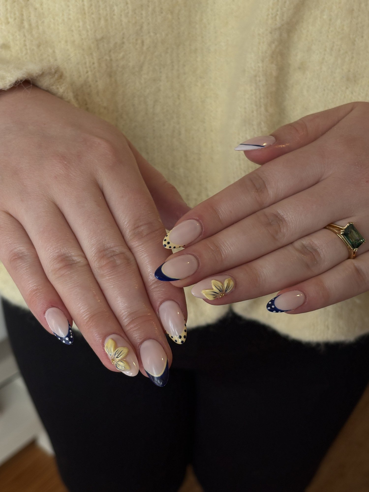 Nail art French tips bleu marine, pois et fleurs 3D jaunes