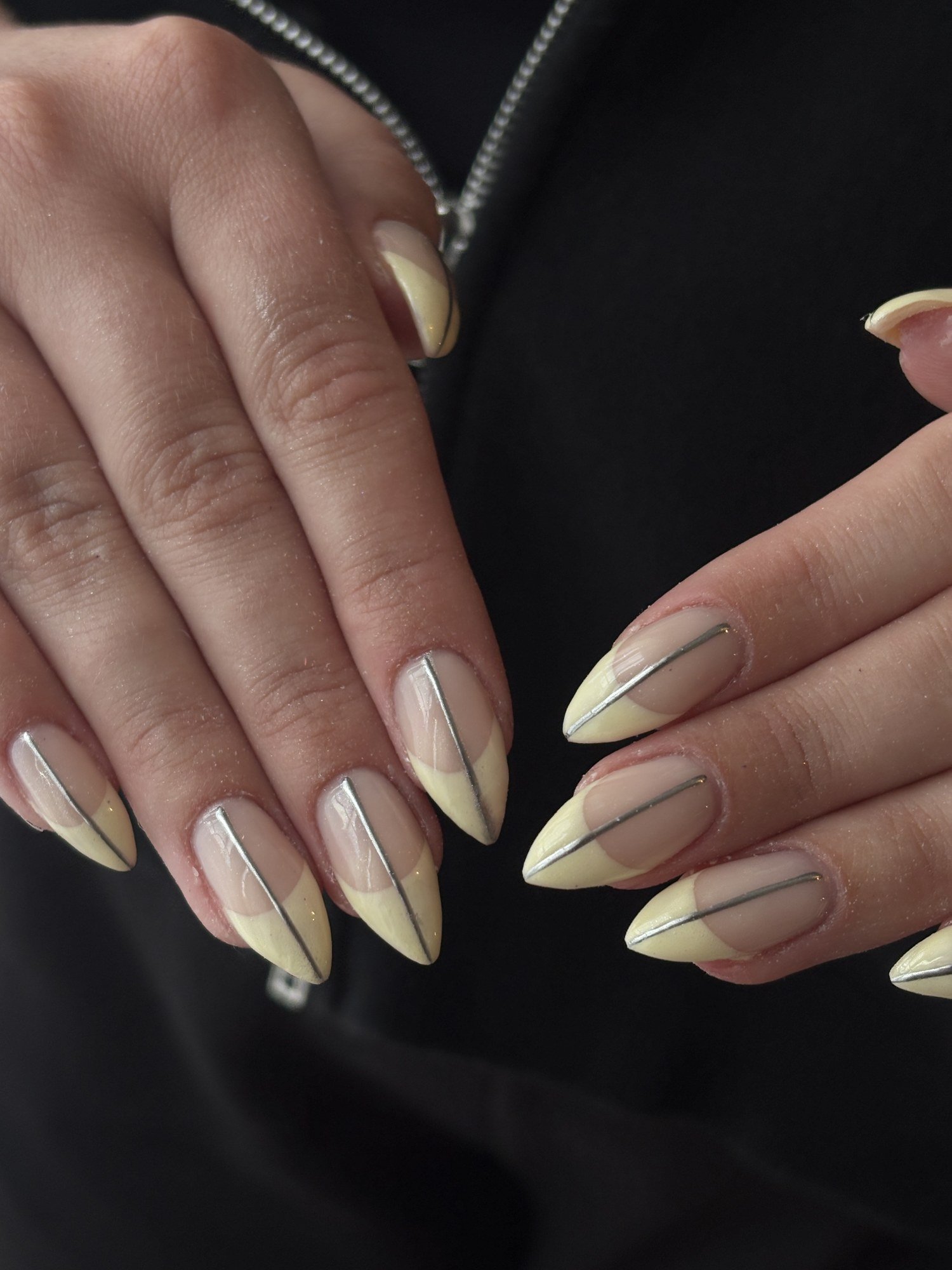 Nail art géométrique nude et chrome argenté, ligne métallique fine