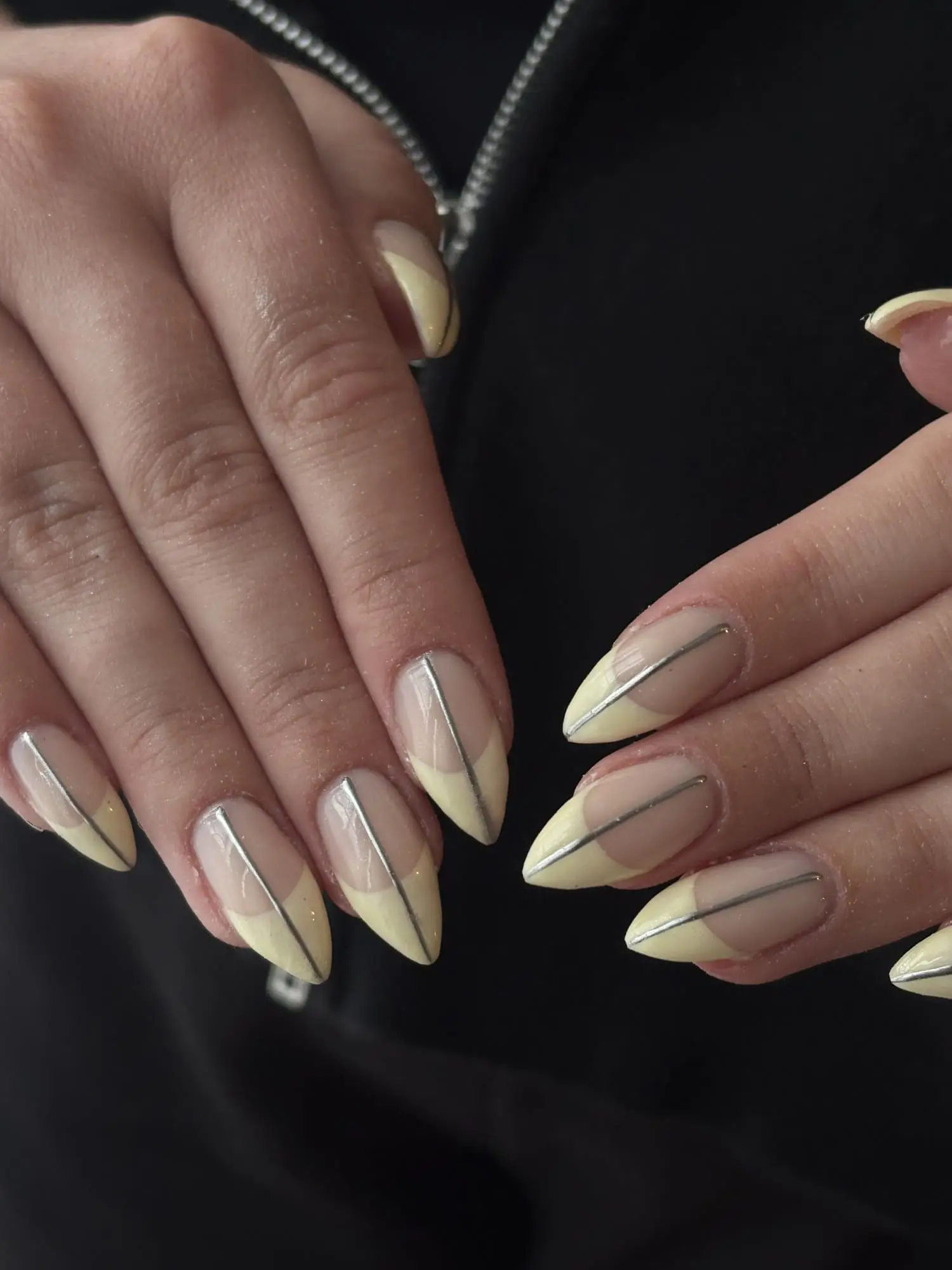 Nail art géométrique nude et chrome argenté, ligne métallique fine