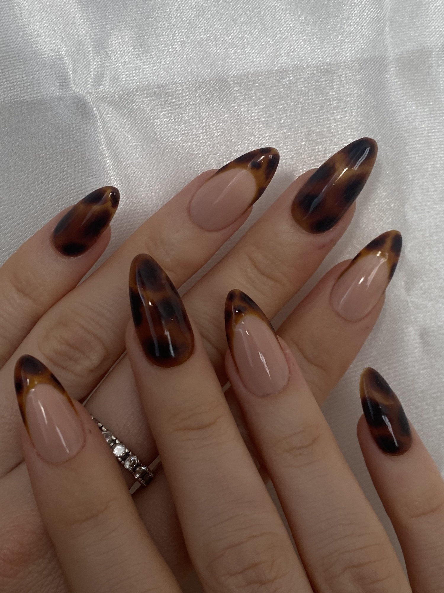 Nail art effet écaille de tortue, tons bruns et caramel