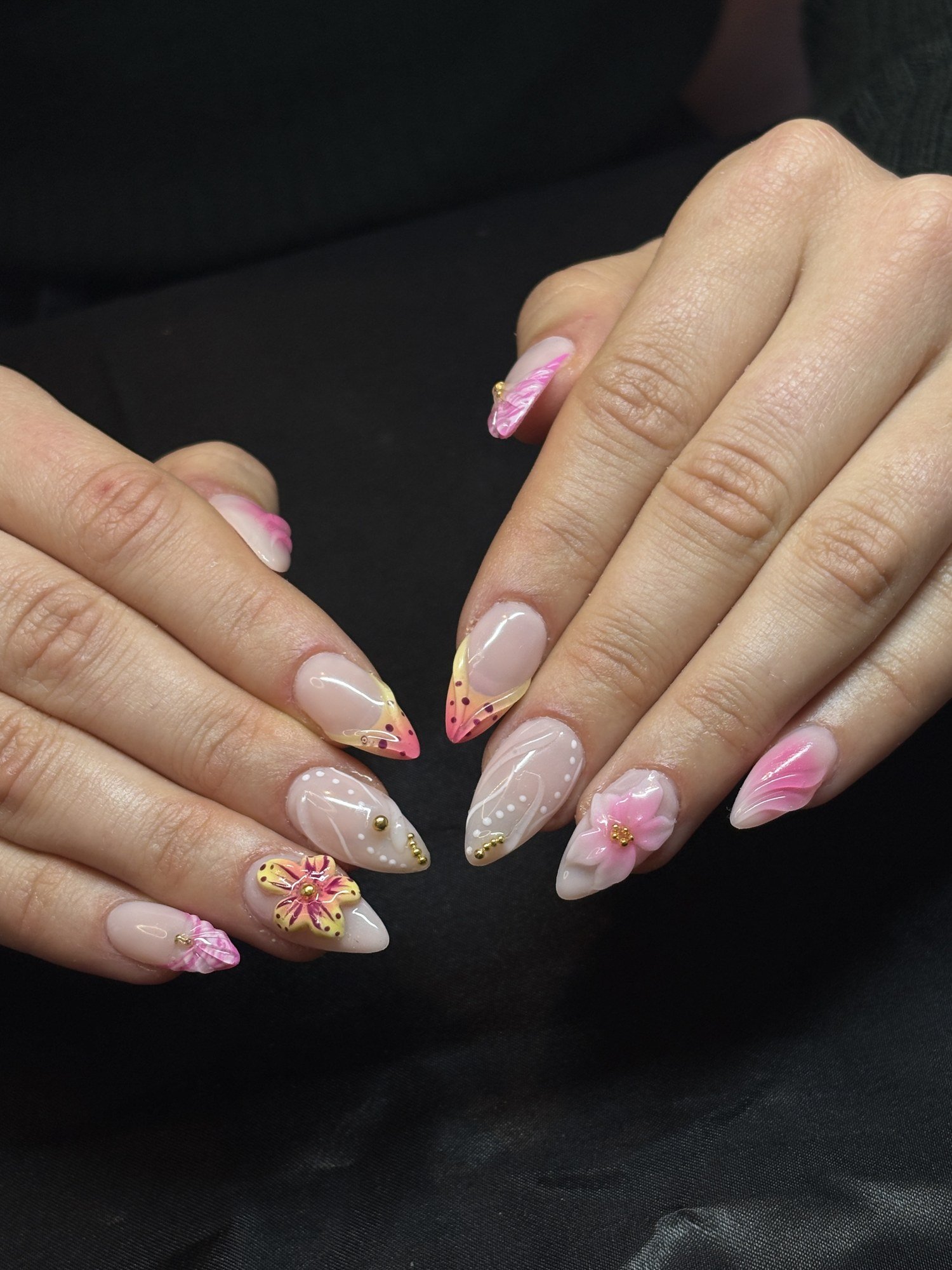 Nail art fleurs 3D et effet coquillage, tons corail et perles dorées