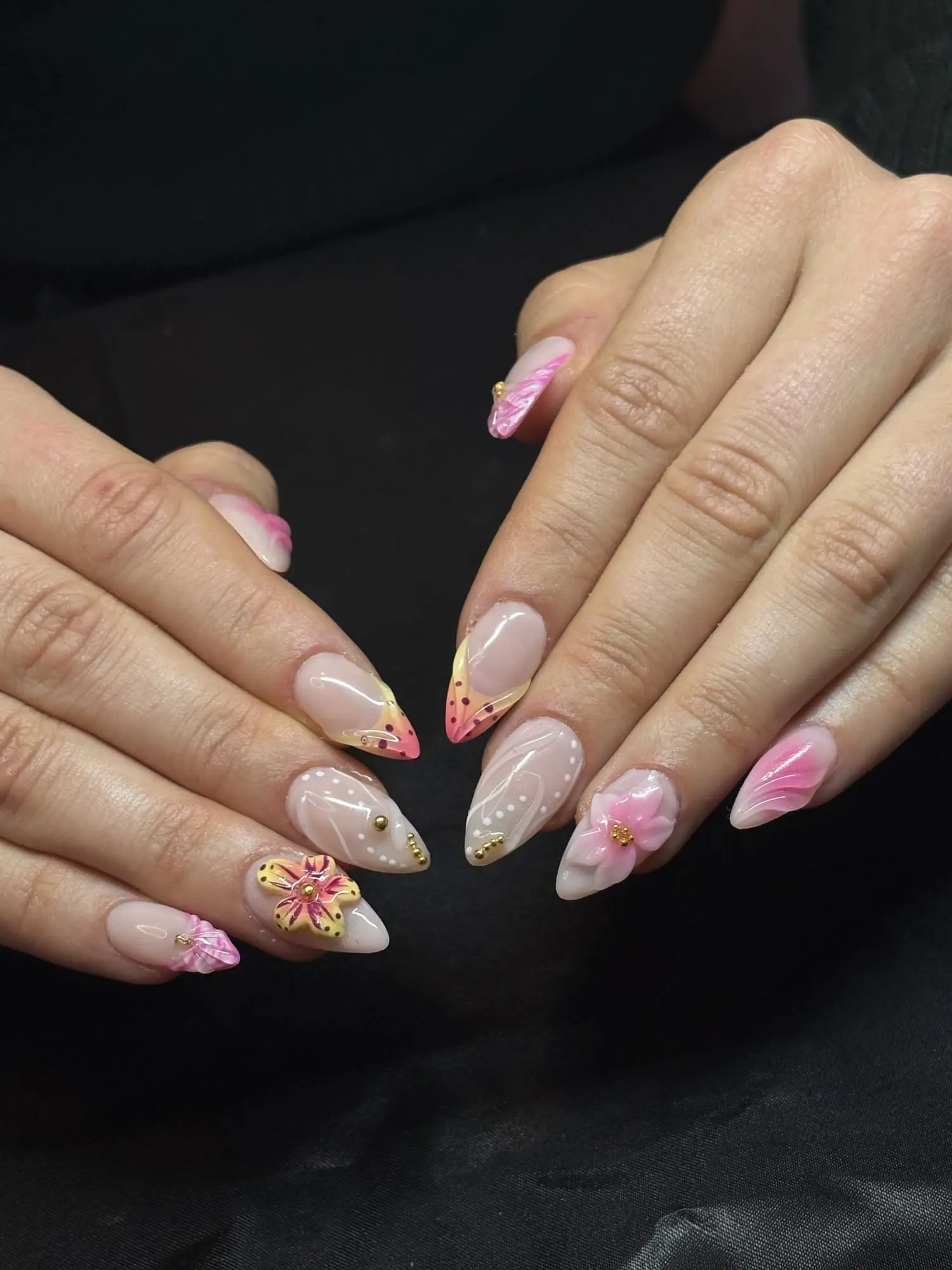 Nail art fleurs 3D et effet coquillage, tons corail et perles dorées