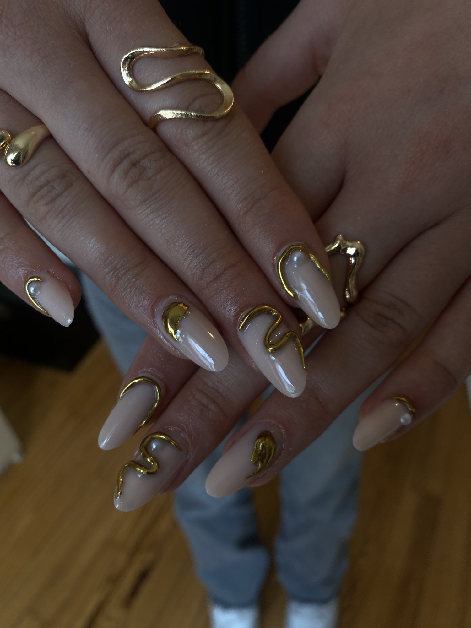 Nail art chrome liquide doré sur base nude