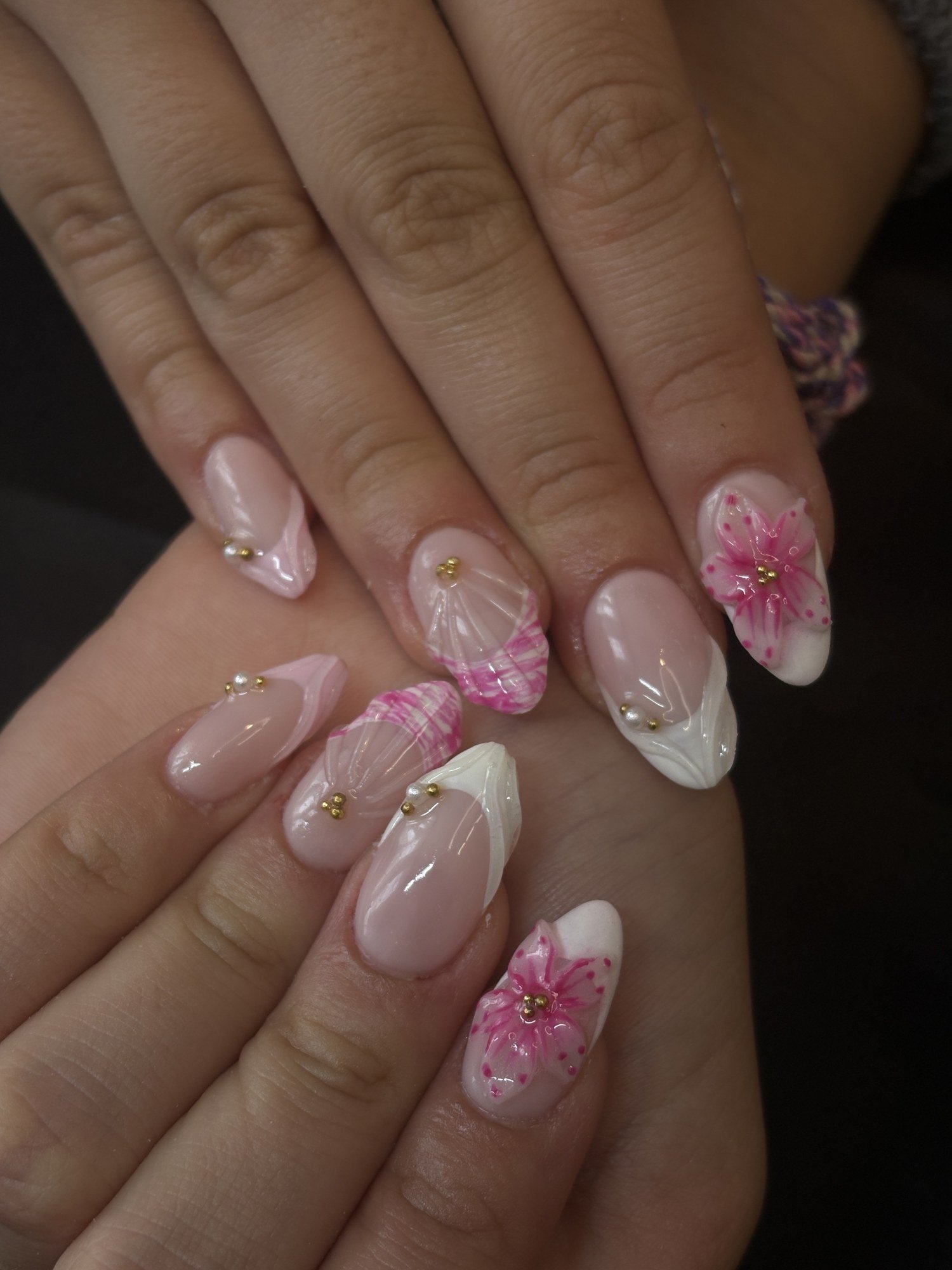 Nail art fleurs 3D roses, effet coquillage et French blanc, réalisation Lenaïg Gambier à Brest