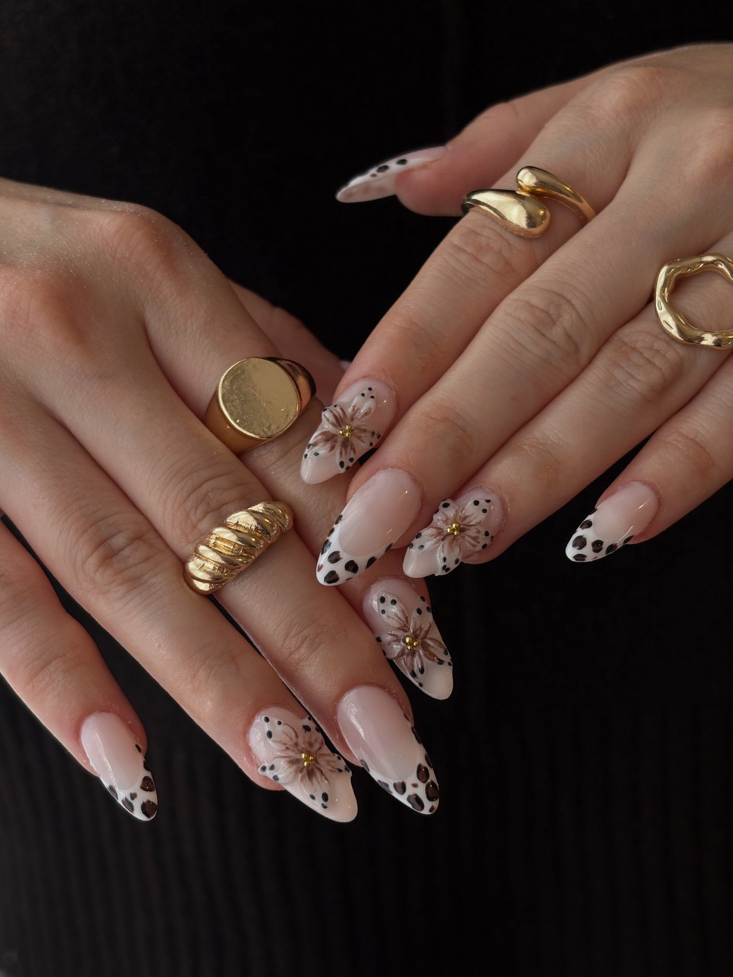 Nail art imprimé léopard et fleurs 3D sur French blanc