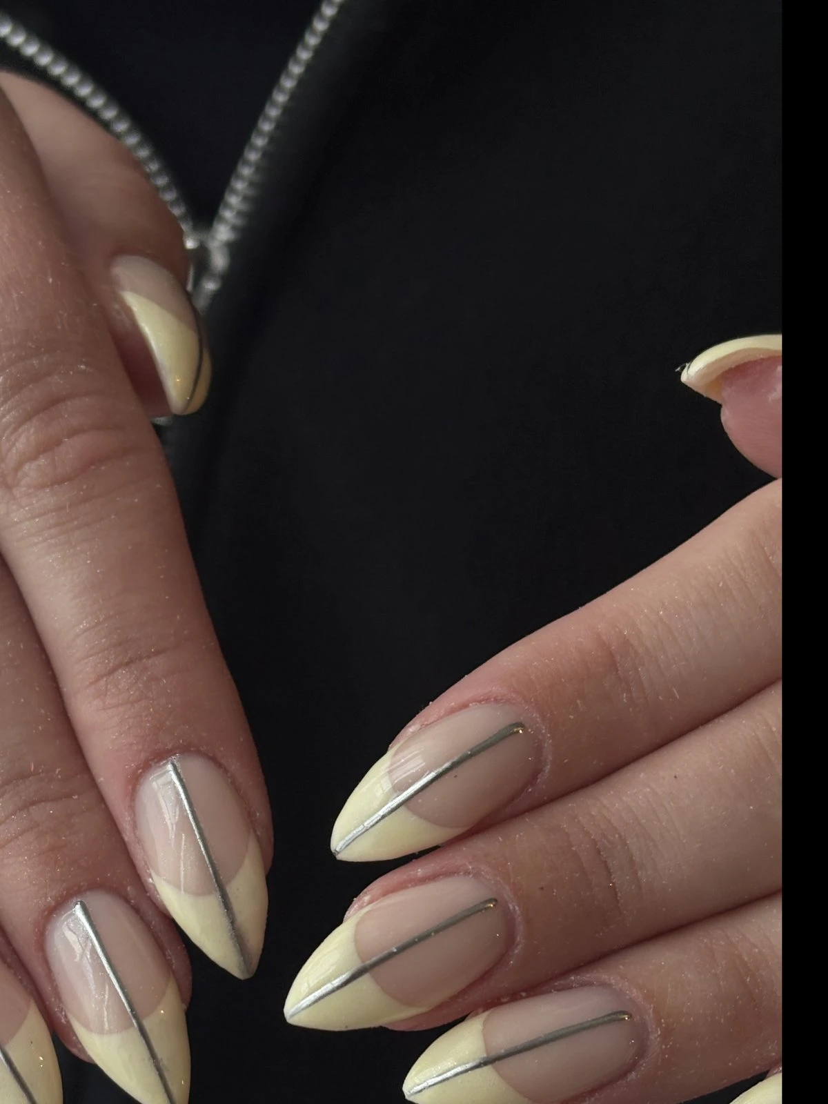 Isolation de chrome en nail art, contraste maîtrisé
