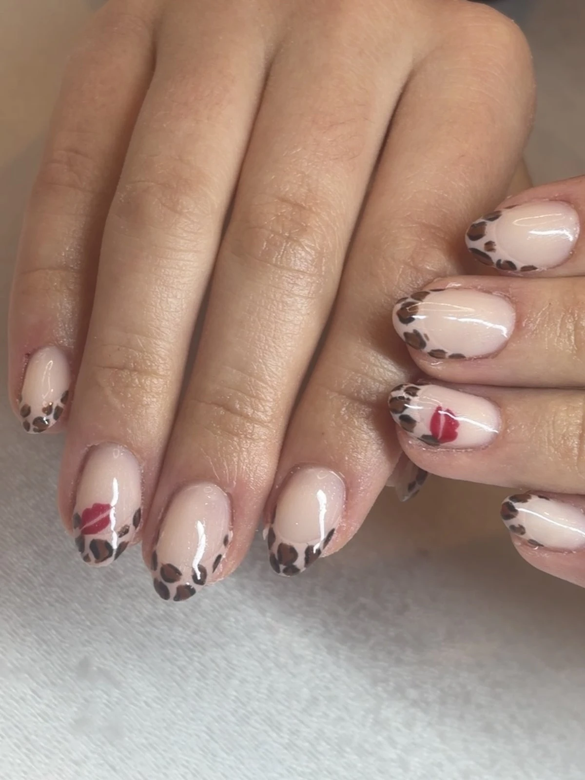 Nail art imprimé léopard réinterprété