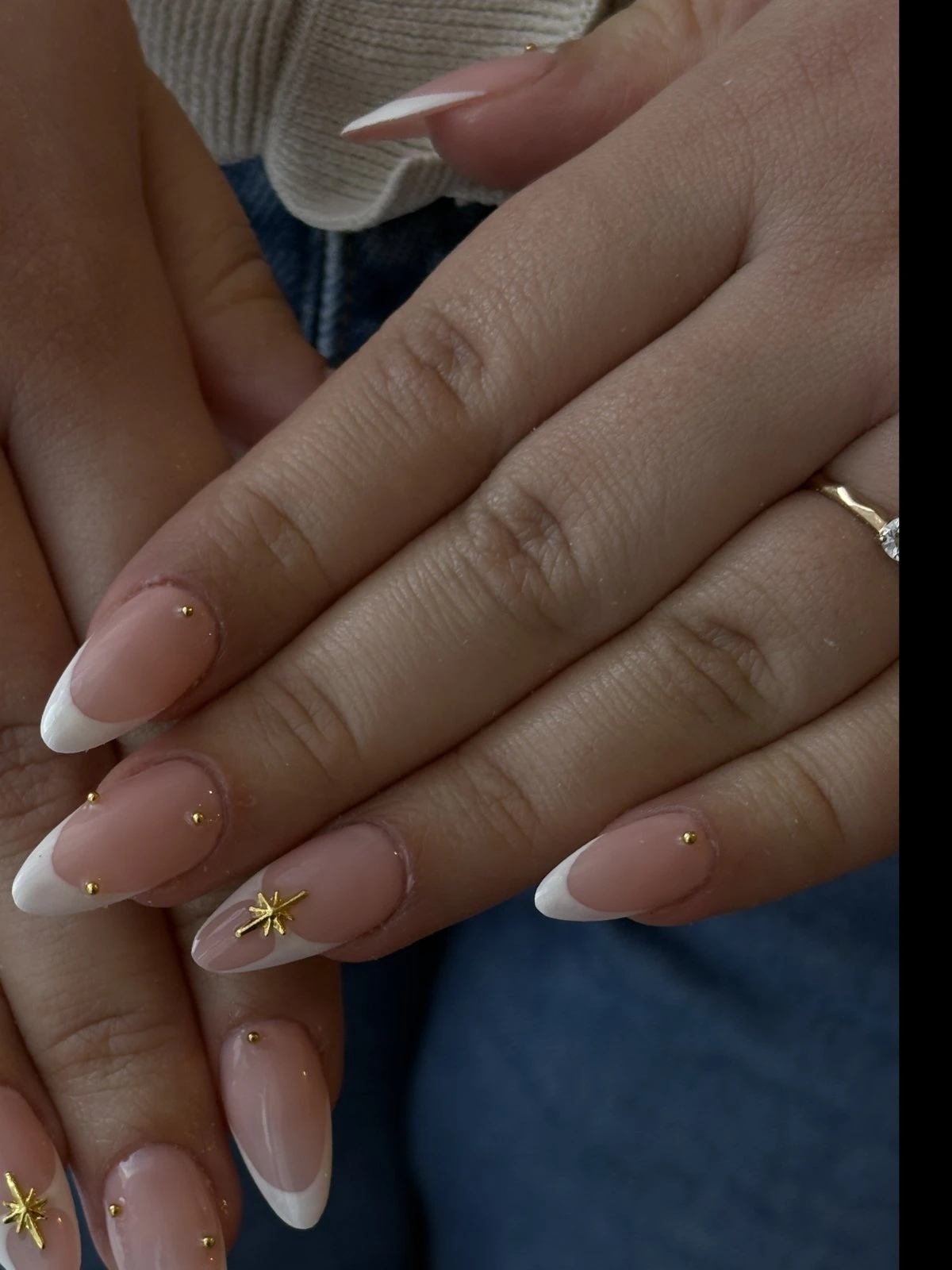 Strass en nail art, éclat incrusté sur ongle